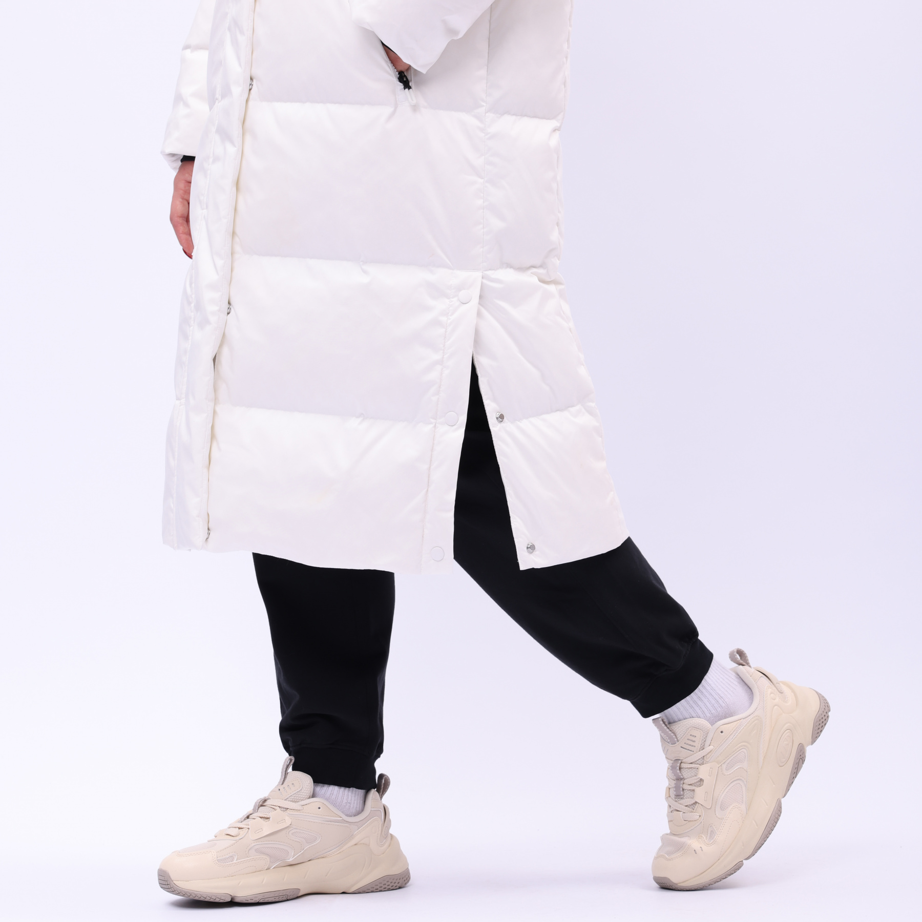 AYMU110-1 Длинный пуховик Essentials белый
