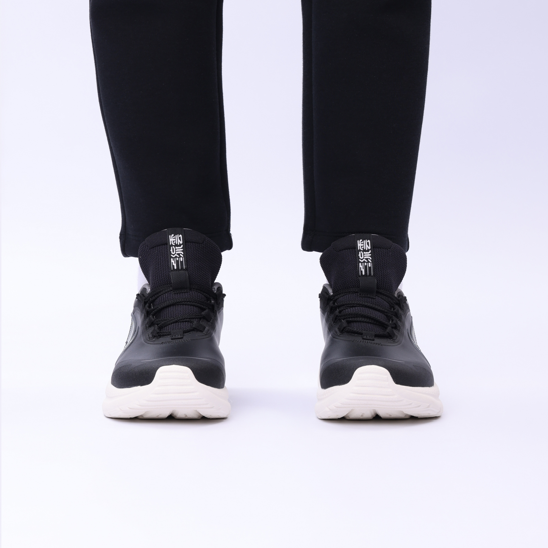 ARSV044-7 Кроссовки LN Flow черные