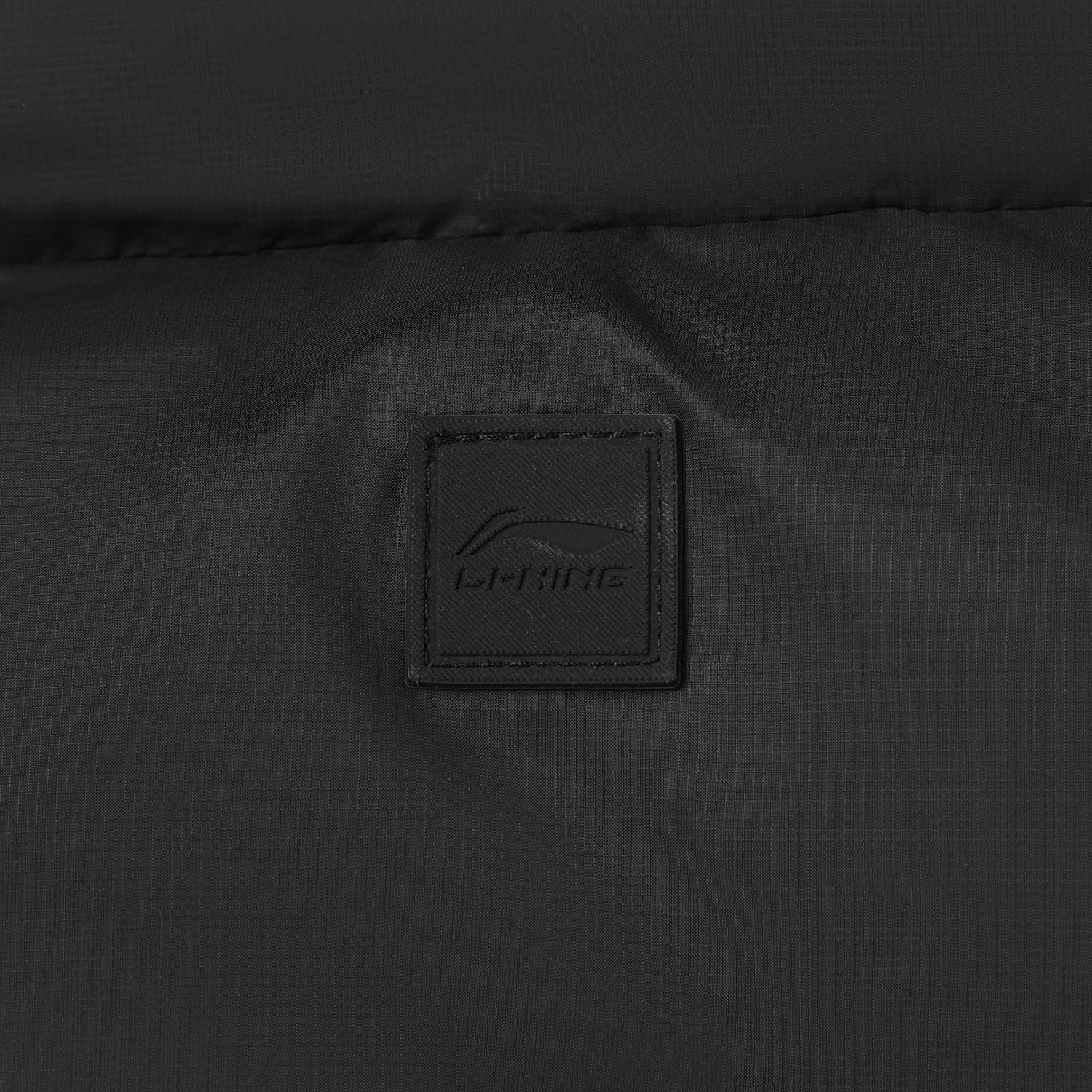 AMRW044-3 Жилет пуховый Logo Lab черный