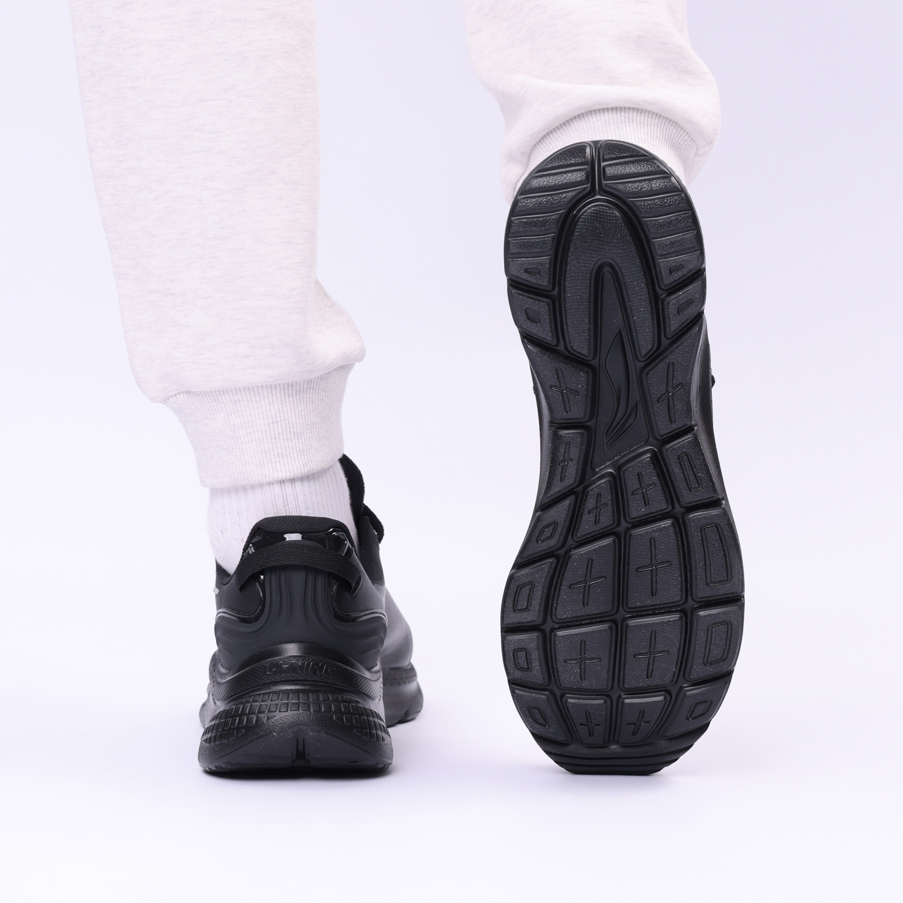 ARSV043-7 Кроссовки LN Flow черные