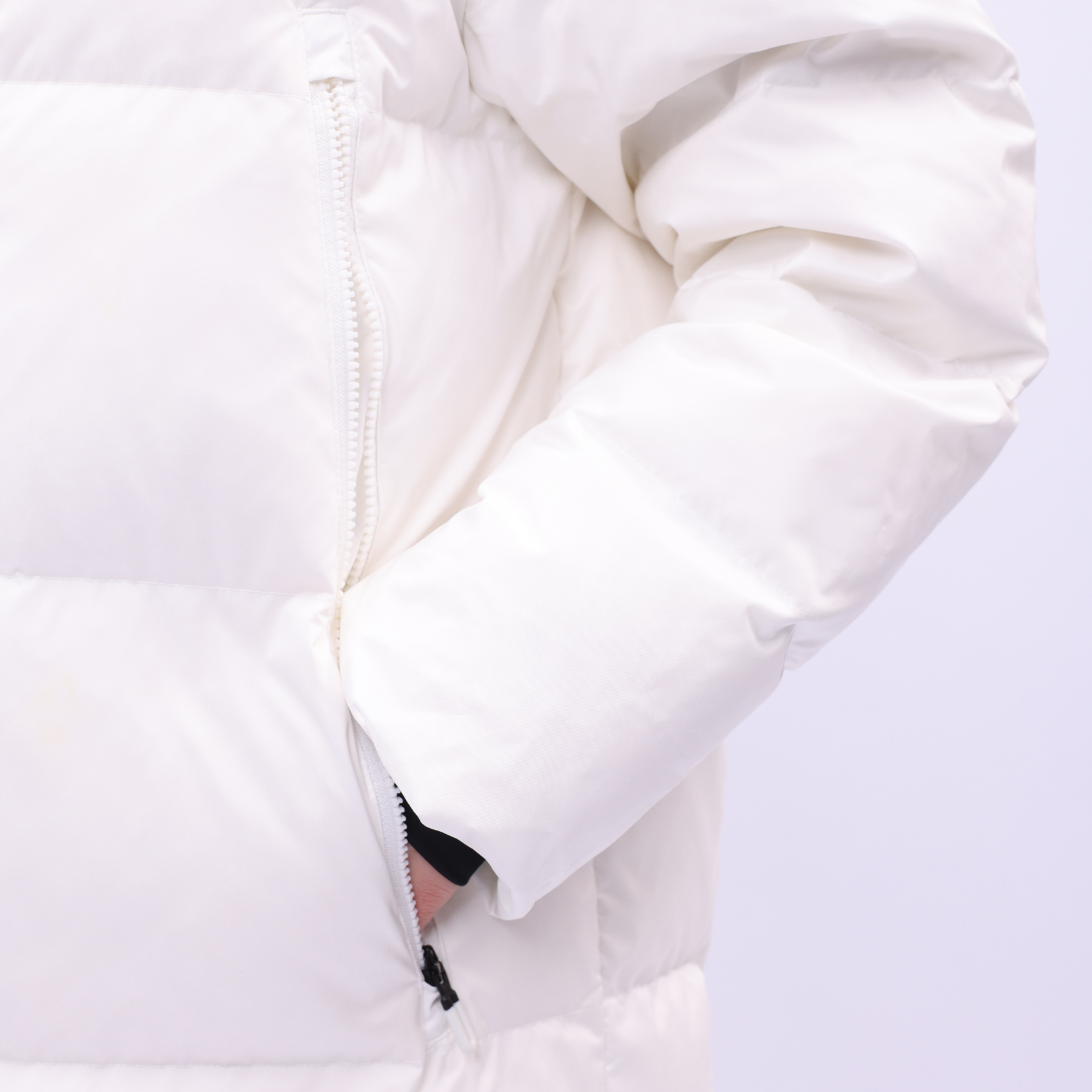 AYMU110-1 Длинный пуховик Essentials белый