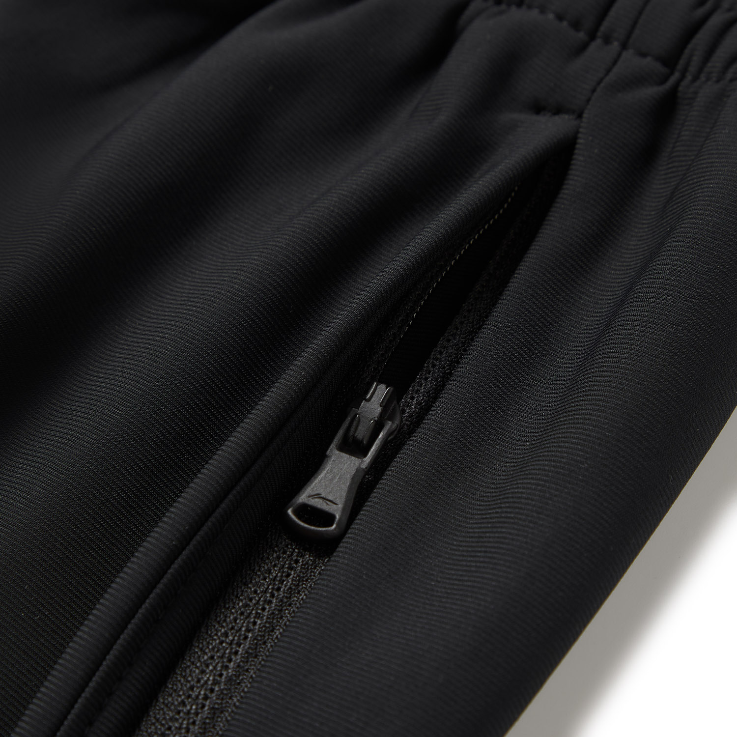 AKYW135-1 Брюки джоггеры Essentials черный